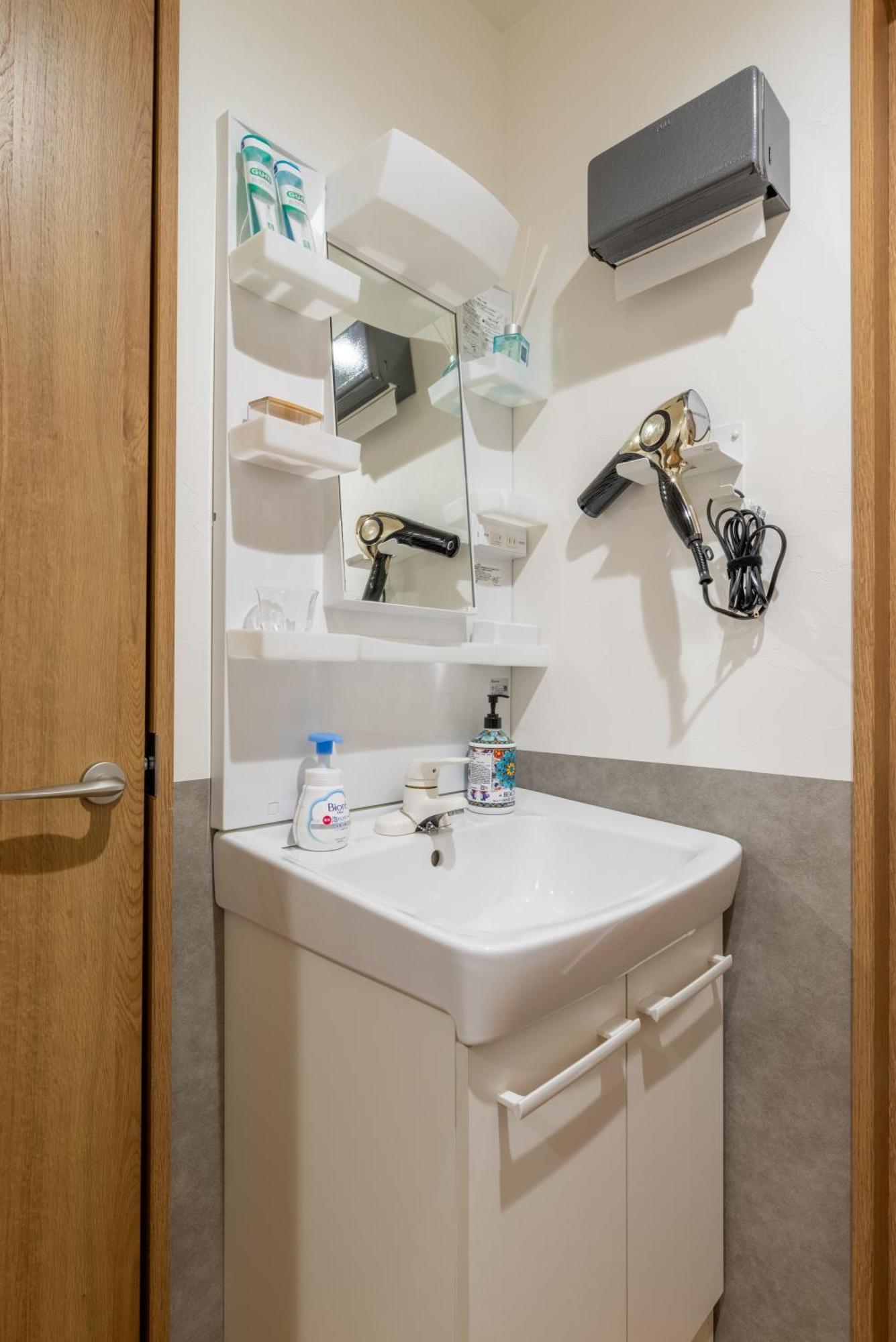 Apartment 梅田まで電車で5分 2024年フルリフォーム 雰囲気の良い商店街を満喫 コンビニとカフェまで徒歩1分 建物3階